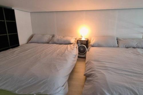 Ένα ή περισσότερα κρεβάτια σε δωμάτιο στο W House r505 Queen 2beds
