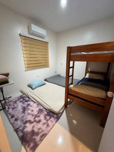 Postel nebo postele na pokoji v ubytování Sariaya Quezon Transient House