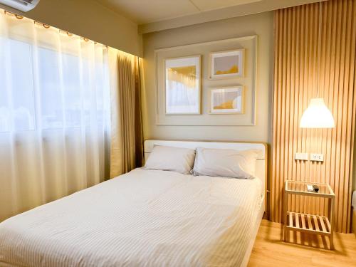 a bedroom with a white bed with a window at ห้องพักเมืองทองธานี Happiness sleep C4 in Ban Bang Phang