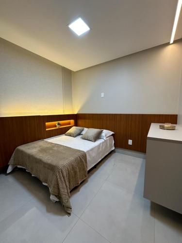 a bedroom with a bed in a room at Apartamento Concierge Sensacional in Marabá