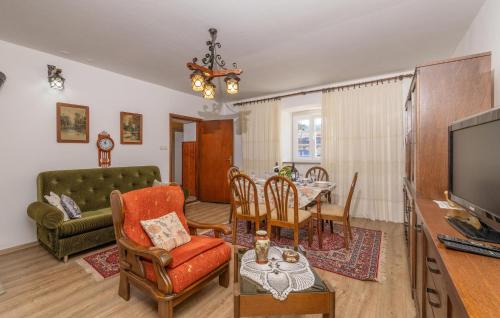 セニにあるLovely Home In Senj With Wifiのリビングルーム(テレビ付)、ダイニングルーム
