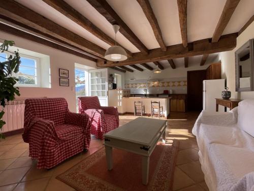 un salon avec des chaises et une table et une cuisine dans l'établissement Ferme uhartea, à Sare