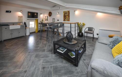 Η κουζίνα ή μικρή κουζίνα στο 1 Bedroom Stunning Home In Aiguèze