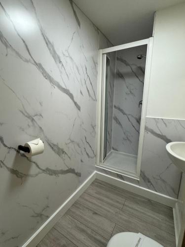 Koupelna v ubytování Stylish 2 bedroom apartment in the heart of Epsom town centre