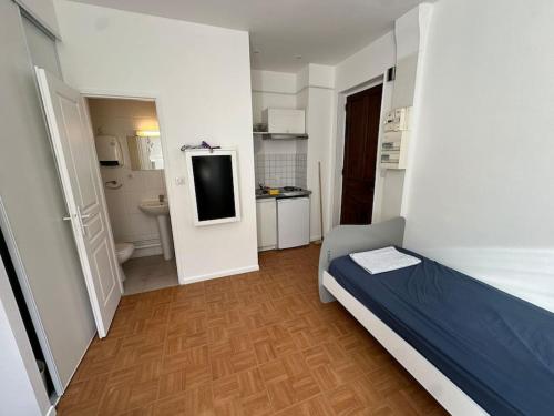 une petite chambre avec un lit et une salle de bain dans l'établissement Petit Studio Hyper Centre, à Grenoble