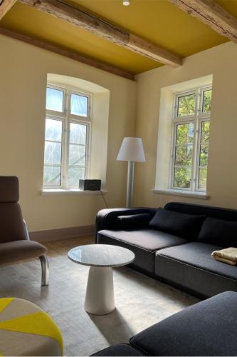 a living room with a couch and a table at Gesamtes Historisches Kapitänshaus in Fehmarn