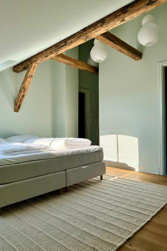 a bedroom with a bed in a room at Gesamtes Historisches Kapitänshaus in Fehmarn
