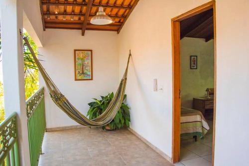 a hammock in the hallway of a house at Eco Suíte Jatobá Natureza Conforto e Paz in Pirenópolis