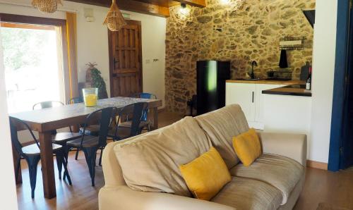a living room with a couch and a table at Apartamentos Muralla Sacra in Sober
