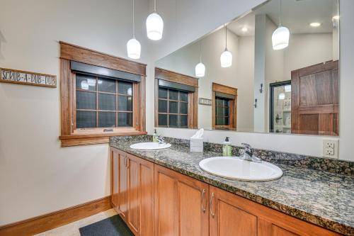 un bagno con due lavandini e un grande specchio di Scenic Getaway with Fire Pit and Grill in Columbia! a Columbia