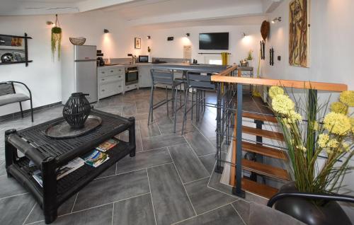 une grande cuisine avec un comptoir et une table dans l'établissement 1 Bedroom Stunning Home In Aiguèze, à Aiguèze