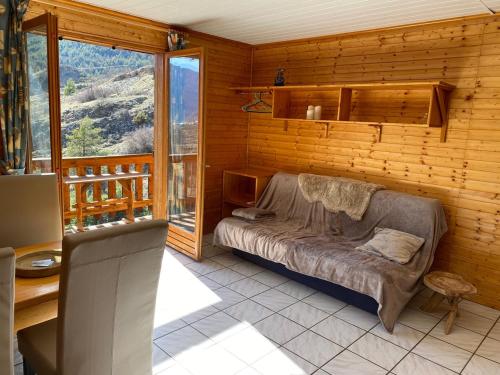a bedroom with a bed in a log cabin at Chalet à un endroit exceptionnel, Alpes, Parc National des Ecrins in Les Vigneaux
