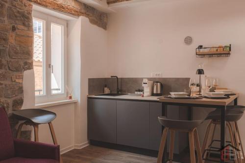 Кухня или мини-кухня в CALLE DE BERNARDIS 2 l BB APARTMENTS TRIESTE
