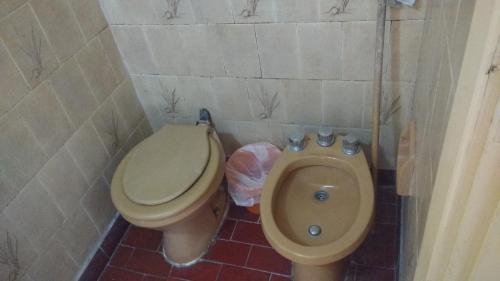 
a bathroom with a toilet and a sink at Hotel Lyon in Mar del Plata
