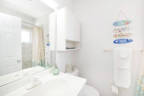 Gallery image of Blue Moon - A Diver's Paradise in East End Next Door to Ocean Frontiers, Beach Cottage with Upgraded Interiors in Gun Bay