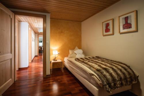 Ένα ή περισσότερα κρεβάτια σε δωμάτιο στο Chalet Les Ecureuils by Inspiringplaces Zermatt