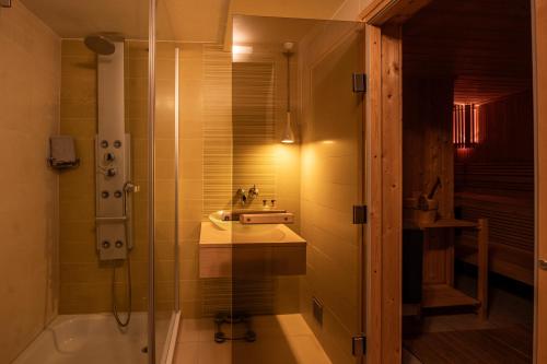 Ένα μπάνιο στο Chalet Les Ecureuils by Inspiringplaces Zermatt