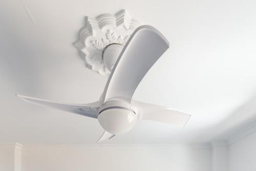 a white ceiling fan on a white ceiling at ChrisOasis in Arguineguín