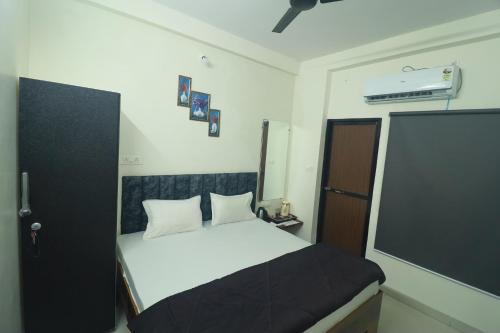 Una cama o camas en una habitación de Ujjain Sparsh Stays