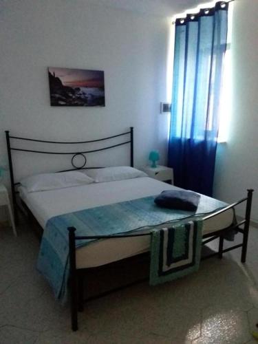 a bedroom with a large bed with blue curtains at ESTELLA Piccolo Borgo in Tollo