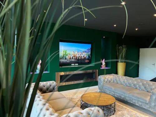 a living room with a couch and a flat screen tv at Luxuriöse Penthousewohnung in der Quakenbrücker Altstadt in Quakenbrück