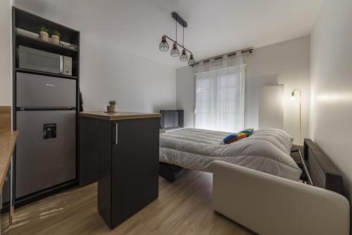 une chambre avec un lit et un bureau dans l'établissement Le Studio Gare, à Rennes