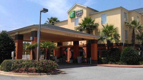 a hotel with a sign on the front of it at Holiday Inn Express Destin E - Commons Mall Area by IHG in Destin