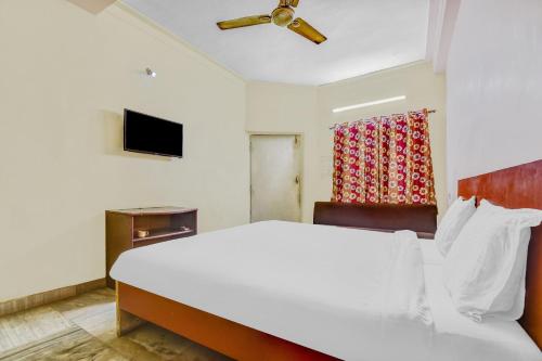 Postel nebo postele na pokoji v ubytování Capital O Honey Hotel
