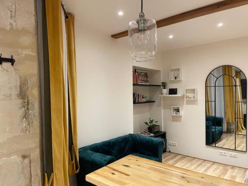 un salon avec une table et un canapé dans l'établissement Superbe Studio Montmartre, rue des Abbesses, à Paris