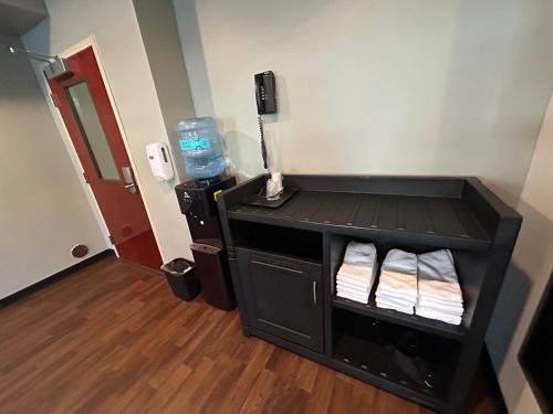 a small room with a black unit with towels at Sleep Inn & Suites Manchester near Arnold AFB in Manchester