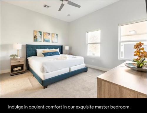 ヒューストンにあるSophisticated Urban Retreat with Skyline Views homeのベッドルーム1室(青いヘッドボード付きのベッド1台付)