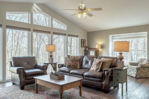 Χώρος καθιστικού στο Innsbrook Woodland View Home