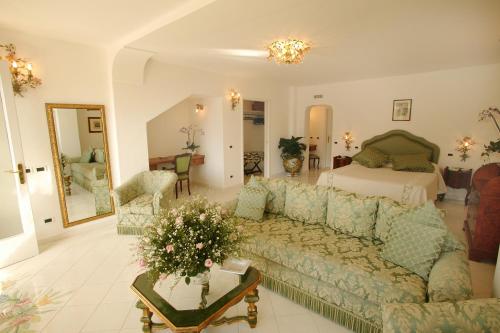 a living room with a couch and a bed at Hotel Villa Brunella in Capri