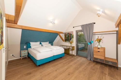 Postel nebo postele na pokoji v ubytování Ada's Buka Chalet auf dem Felsberg