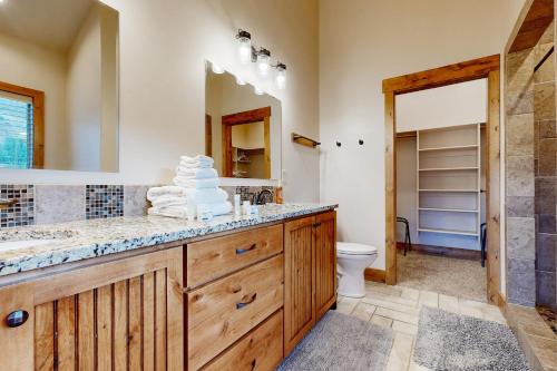a bathroom with a sink and a toilet at Eagle Feather Lookout in Garden City