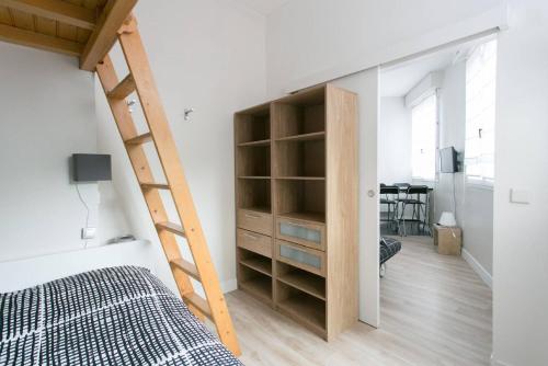 a room with a bed and a ladder next to a bedroom at Le 10 Cosy in Montrouge