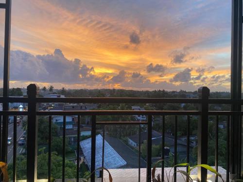 a view of a sunset from a balcony at Hotel Rosenro in Piliyandala