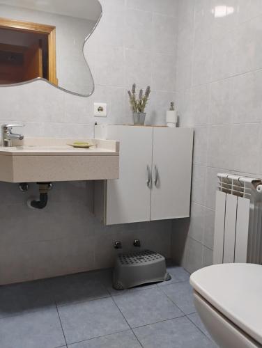 Ένα μπάνιο στο coqueto apartamento en hoznayo