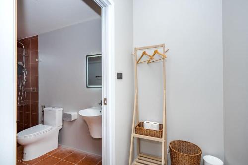 a bathroom with a toilet and a sink at come home pool villa cha-am in Phetchaburi