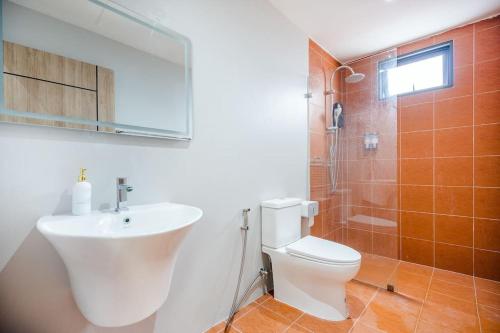 a bathroom with a sink and a toilet and a shower at come home pool villa cha-am in Phetchaburi