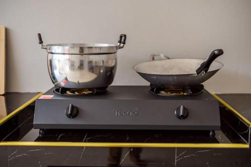 a pot and a bowl on top of a stove at come home pool villa cha-am in Phetchaburi