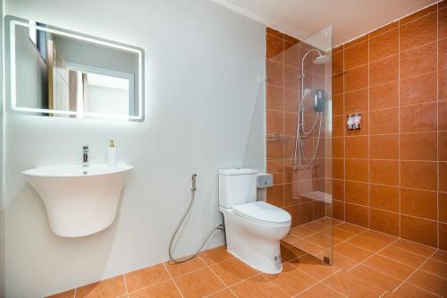 a bathroom with a toilet and a sink and a shower at come home pool villa cha-am in Phetchaburi