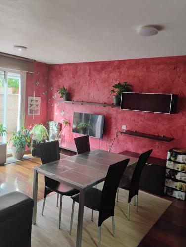 Μια τηλεόραση ή/και κέντρο ψυχαγωγίας στο coqueto apartamento en hoznayo