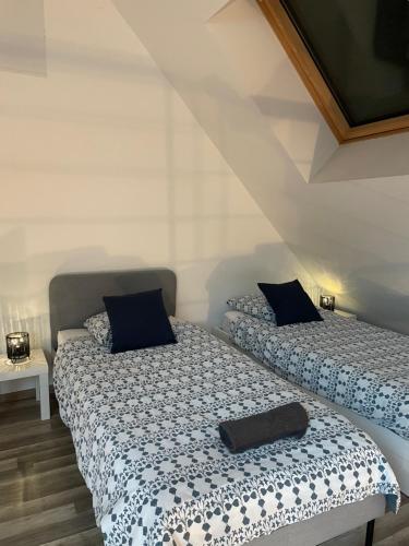 deux lits côte à côte dans une pièce dans l'établissement Loft Chez Guillaume, à Bouleurs