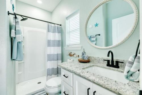 Et badeværelse på Spacious Beachfront Home with Stunning Views