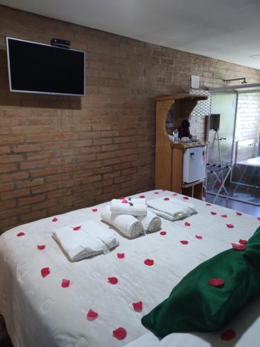 a bedroom with a bed with roses on it at Colline Verte in Monte Verde