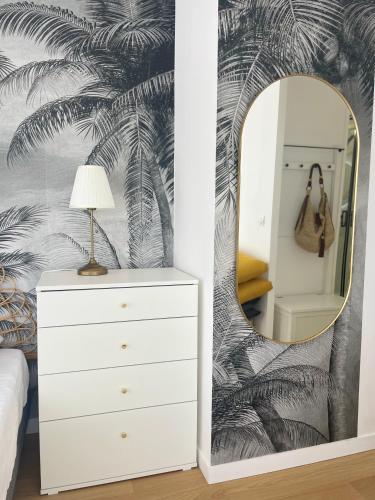 - une chambre avec une commode blanche et un miroir dans l'établissement Studio Stella, à Cannes