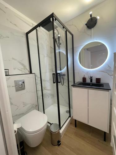 une salle de bain avec une douche, des toilettes et un lavabo dans l'établissement Studio Stella, à Cannes