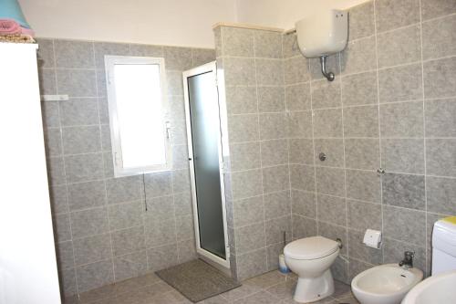 a bathroom with a toilet and a sink at Villa Mimì in Ostuni