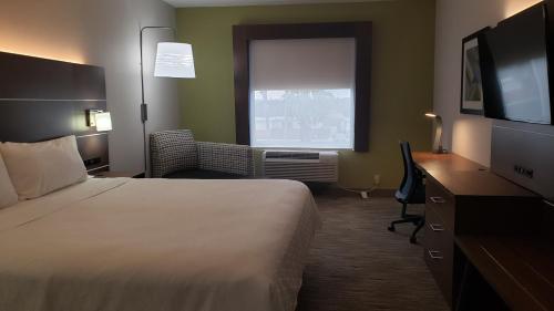 Ένα ή περισσότερα κρεβάτια σε δωμάτιο στο Holiday Inn Express Hotel and Suites Weslaco by IHG